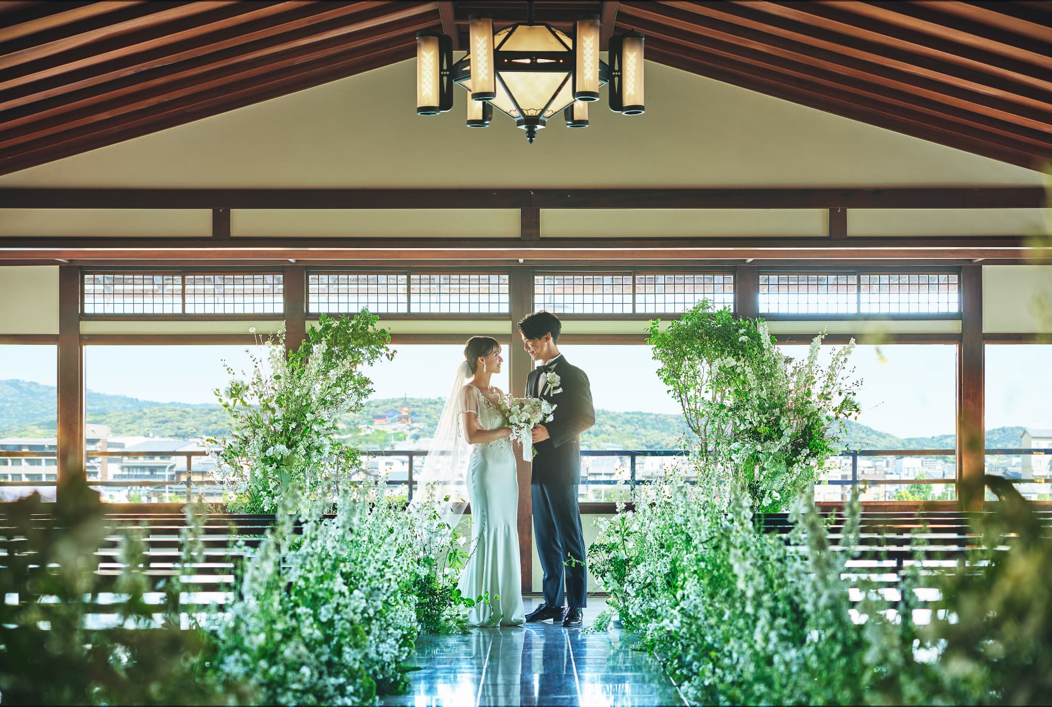 鮒鶴京都鴨川リゾートの東山を見渡すチャペル|レトロ婚サイト