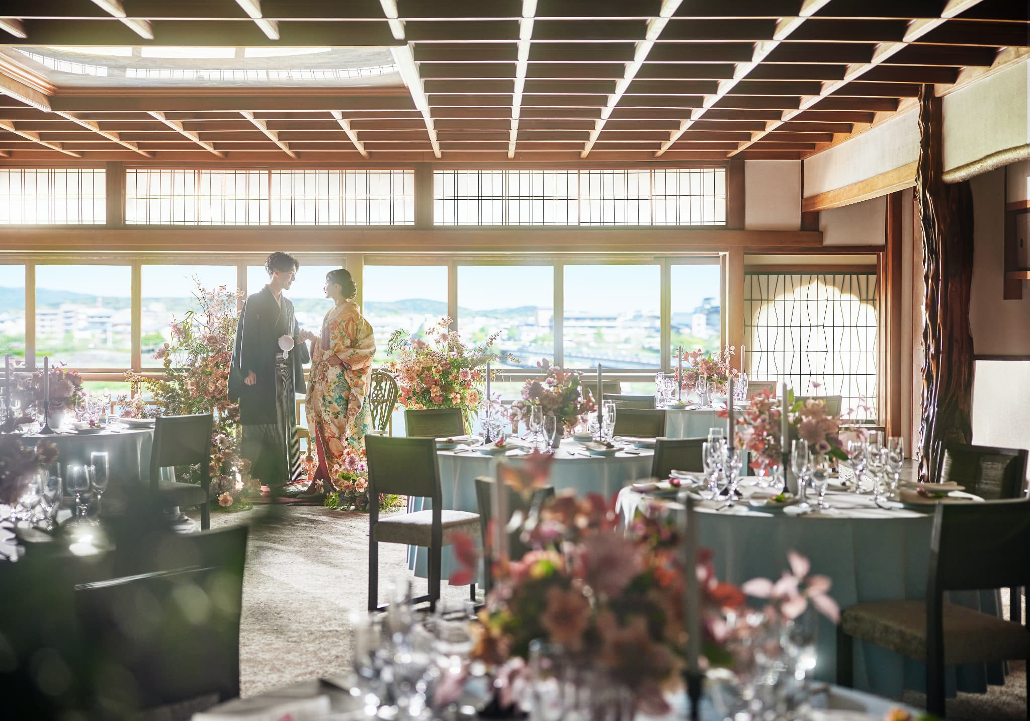 鮒鶴京都鴨川リゾートの開放感あふれる披露宴会場|レトロ婚サイト