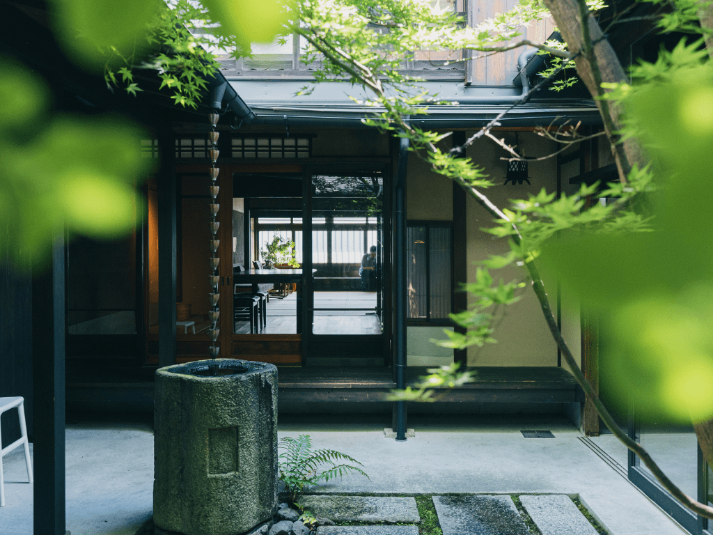 京都もやし町家の光が降りそそぐ中庭｜レトロ婚