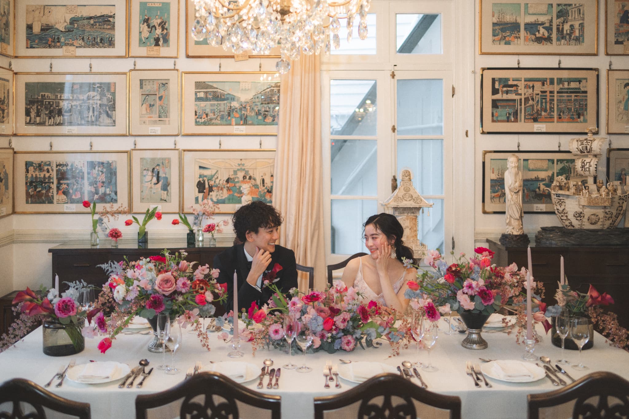 神戸北野異人館「シュウエケ邸」のかわいいカラフルなお花で彩られたコーディネート|レトロ婚