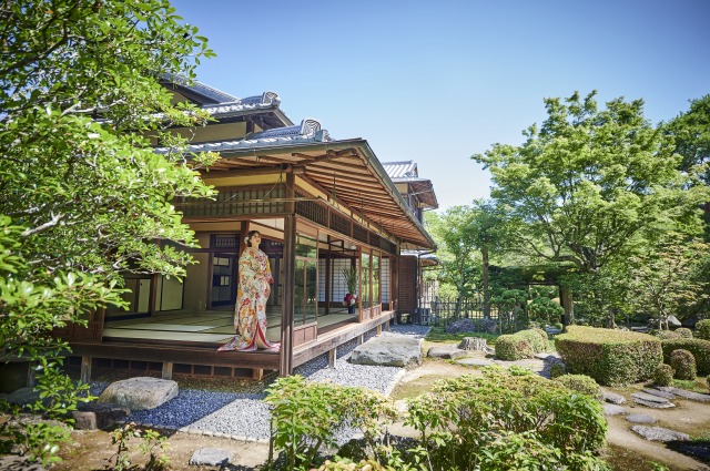 京都の結婚式場「桜鶴苑」の庭園を臨む新婦｜レトロ婚