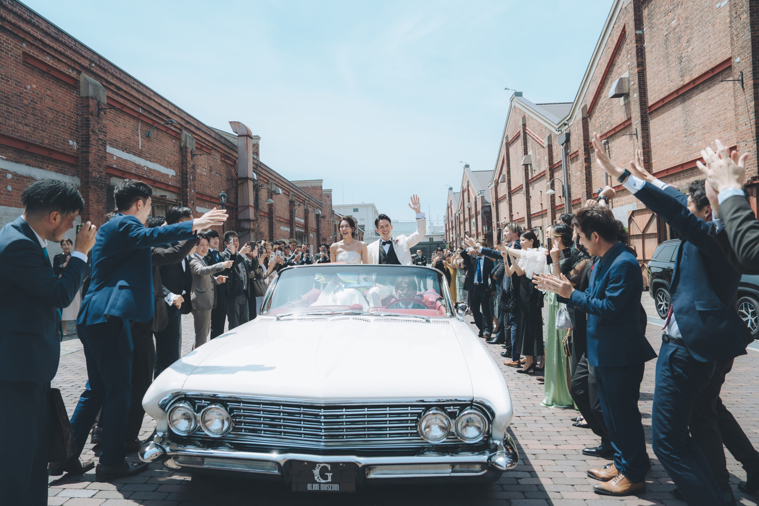 大阪港にある結婚式場「AKARENGA WEDDING」のガレージウエディング　クラシックカーによる入退場｜レトロ婚プロデュース