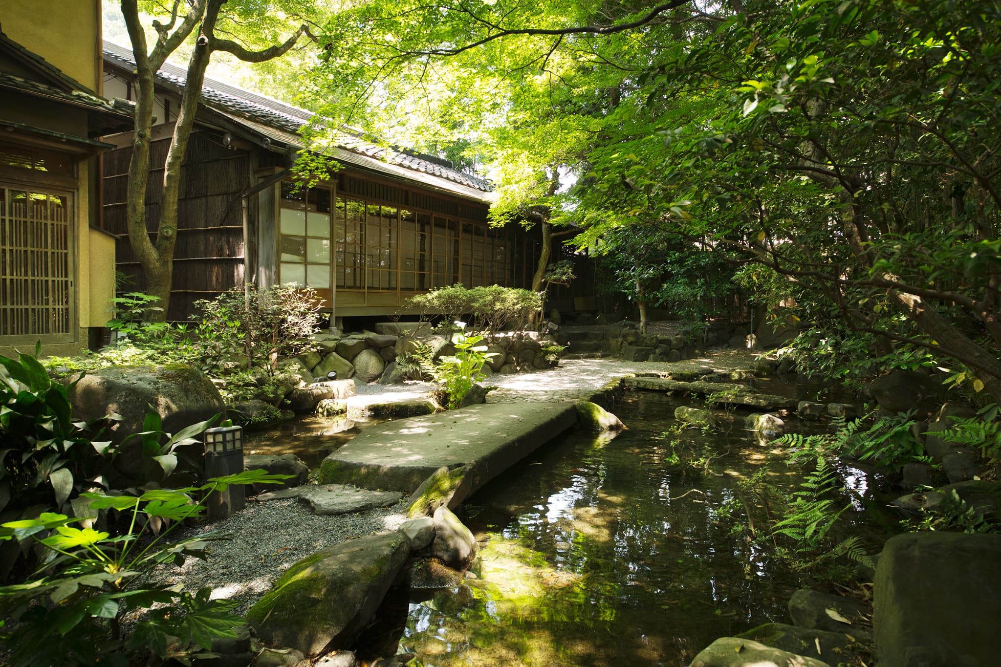 京都で町屋結婚式・600坪の庭園の緑に囲まれた老舗料亭|レトロ婚プロデュース