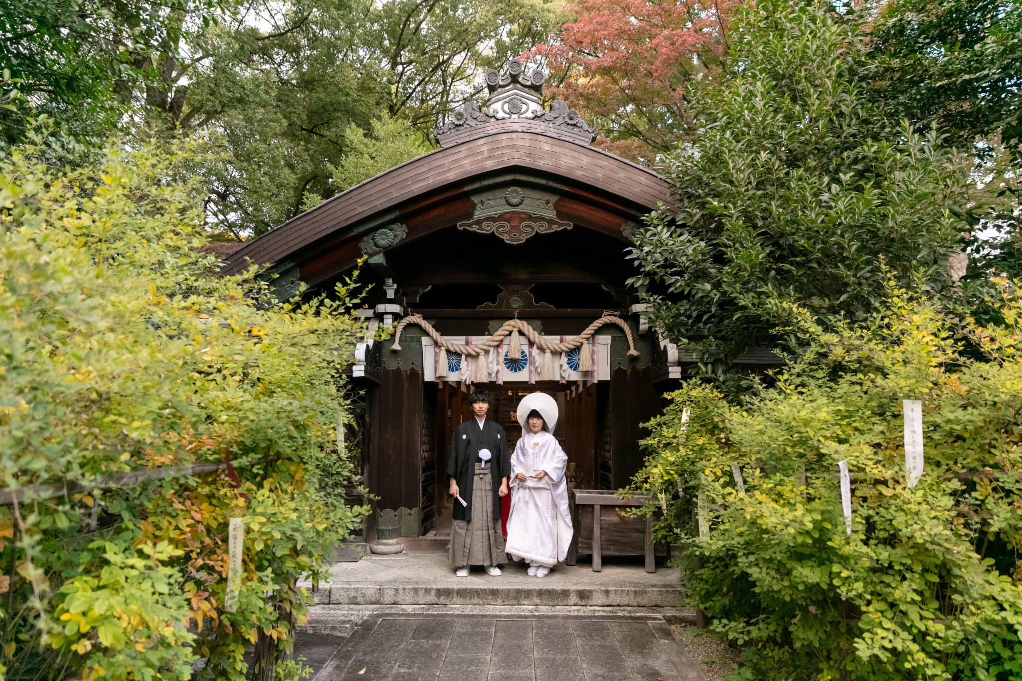 京都の中心地に位置する緑豊かな「梨木神社」で神前式｜レトロ婚プロデュース