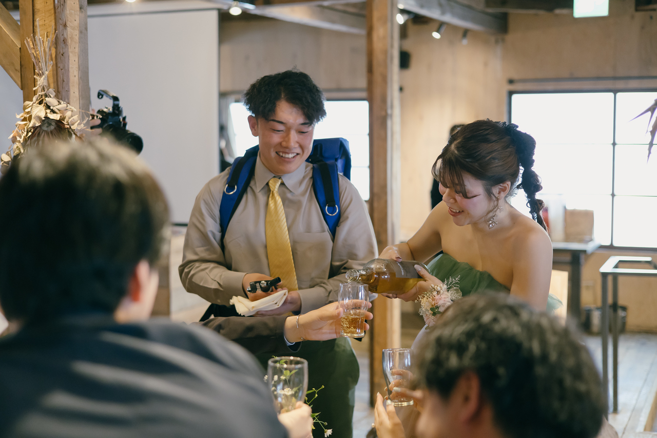 【大阪・難波】FUN SPACE DINERで叶える完全貸切のオリジナルウエディング！アットホームな結婚式ビールラウンド｜レトロ婚プロデュース